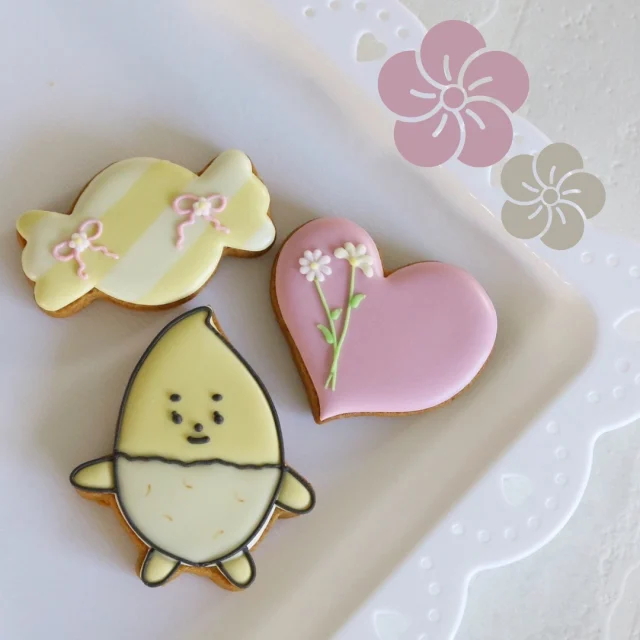 あけましておめでとうございます！本年もどうぞよろしくお願いいたします🎍

お写真は、まろこちゃんのアイシングクッキー✨🍬賞味期限の当日まで、食べずに愛でていました..💛

社内でも、まろこファン絶賛拡大中🔥クッキーの他に、手作りキーホルダーや置物などをいただくこともしばしば✨また今度、社内の手作りコレクション投稿しますね♪

#まろこ #まろこちゃん #きみまろこ #さつまいも #サツマイモ #三好アグリテック #焼き芋 #焼きいも #さつまいもレシピ #さつまいも愛 #さつまいも農家 #さつまいも好きと繋がりたい #japanesesweetpotato